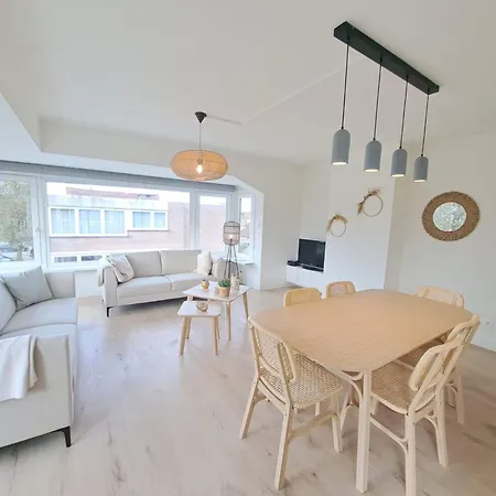 Bright 3-bedroom Flat By The شقة *